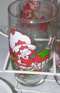 lot 653 image: Strawberry Shortcake Vintage glass & pitcher set.