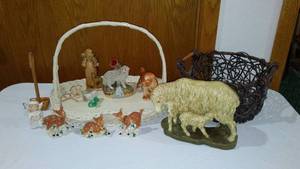 lot 667 image: Baskets With Figurines.