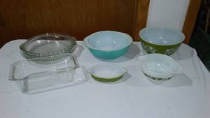 lot 682 image: Pyrex Kitchen Ware.