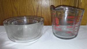 lot 684 image: Anchor Hocking 4 Cup Measuring Cup , Mixing Bowls.