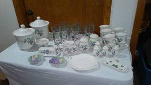 lot 694 image: Pfaltzgraff Grapevine Dinnerware.