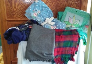 lot 724 image: Variety Of Vintage Blankets.