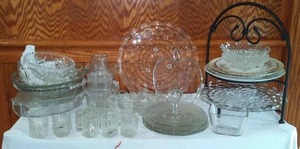 lot 727 image: Vintage Glass And Crystal.