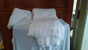 lot 728 image: NEW Chic Chenille Bed Spread And Bed Skirt.