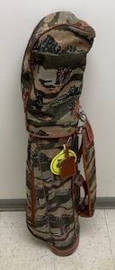 lot 104 image: Daiwa Coach Colelctions Gold bag and Clubs