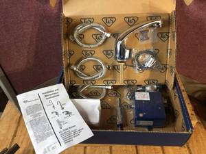 lot 64 image: T&S Chekpoint Electronic Deck Mount Faucet