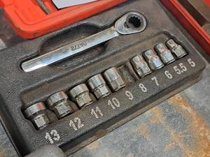 lot 840 image: Metric Ratchet Wrench and Socket Set RAT72