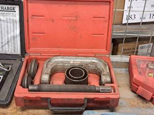 lot 850 image: Mac Tools Ball Joint  U-Joint Press BJ7025M with Case