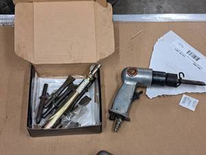 lot 869 image: Performance Tool Air Hammer with Chisel Bits