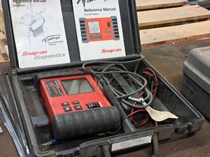 lot 882 image: Snap-on Vantage Power Graphing Meter MT2400 with Case