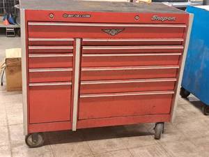 lot 817 image: Snap-on Rolling Tool Chest 12-drawer