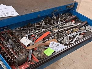 lot 819 image: Lot of (1 Drawer) Hand Tools - Sockets, Ratchets, Extensions, Wrenches, Screwdrivers
