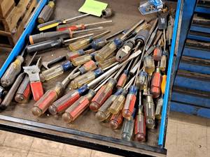 lot 820 image: Lot of (1 Drawer) Hand Tools - Screwdrivers