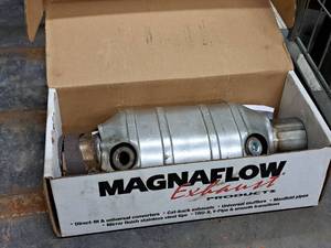 lot 902 image: Magnaflow Universal Catalytic Converter 94166