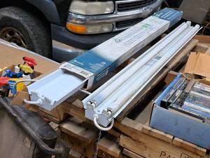 lot 915 image: Lot of (2) 48 Fluorescent Light Fixtures