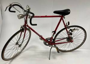 lot 17 image: Vintage Schwin Traveler 10 Speed Bike With Vintage Head Light