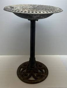 lot 23 image: Vintage Casted Metal Bird Bath