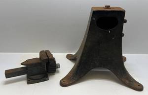 lot 26 image: Vintage Vise With Vintage Metal Stand