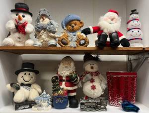 lot 65 image: Vintage Christmas Dcor
