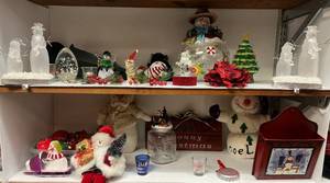 lot 66 image: Vintage Christmas Dcor