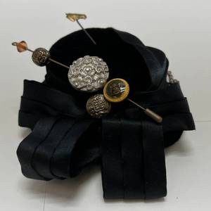 lot 74 image: Vintage Miniature Salesman Sample Hat And Hat Pins