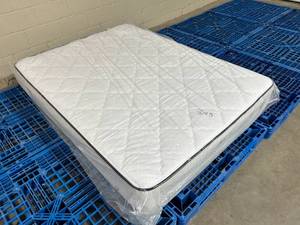 lot 1 image: Mapleton Mattress Plush 12 Innerspring Queen Mattress