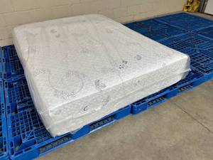 lot 9 image: Sound Sleep 13.5 Firm Hybrid Queen Mattress