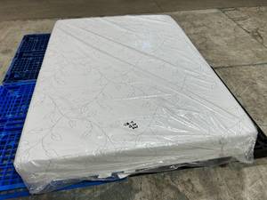 lot 11 image: 10 CertiPur-US Firm Gel Memory Foam Queen Mattress