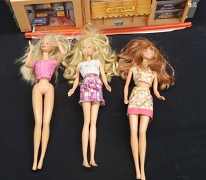 MATCHBOX TOY SERVICE CENTER WITH 3 VINTAGE BARBIES