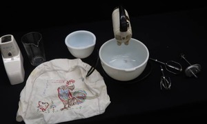 VINTAGE SUNBEAM MIXMASTER WITH BOWLSWHISKS AND INSTRUCTIONS
