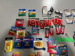 lot 27 image: TABLE FULL OF AIR PARTS & BLAST TIPS
