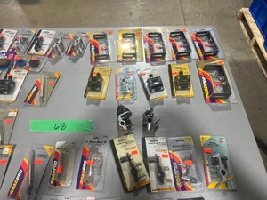 lot 68 image: TABLE FULL OF MIRROR ACCESORIES