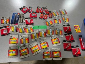 lot 31 image: TABLE FULL OF AIR COUPLERS & PLUGS $275 RETAIL VALUE