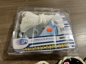 lot 91 image: 2 TON POLY ROPE HOIST & 14) 15 X 38 NYLON DOCK ROPES