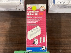 lot 81 image: 2 SECURITY LIGHTS AND 1 CONTRACTORS CHIME