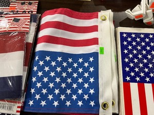 lot 140 image: ASSORTMENT OF AMERICAN FLAGS
