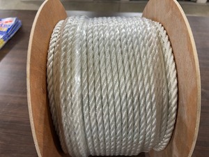 lot 141 image: 600 FT OF 38 TWISTED NYLON ROPE
