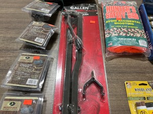 lot 144 image: HUNTERS BUNDLE