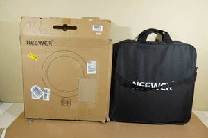 lot 26 image: Neewer RL-18 Smartphone Ring Light Kit
