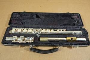 lot 37 image: Gemeinhardt 52SP Closed Hole Student Flute with Gold Plated Mouthpiece