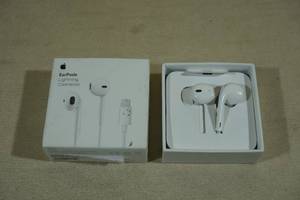 lot 47 image: Apple Earpods with Lightning Connector