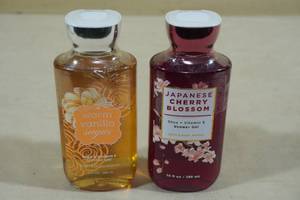 lot 140 image: 2 Bath & Body Works Shower Gel -Warm Vanilla Sugar & Japanese Cherry Blossom