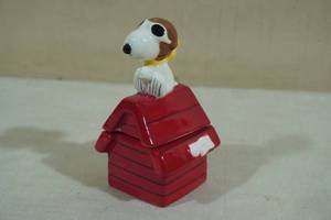 lot 154 image: Peanuts Snoopy Magnetic Salt and Pepper Shakers