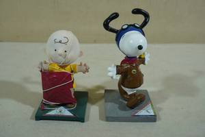 lot 155 image: 2 Peanuts Gang Figurines -Snoopy & Charlie Brown