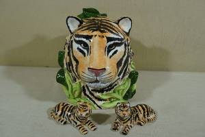 lot 191 image: Tiger Cookie Jar with Salt and Pepper Shakers