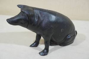lot 197 image: Vintage 5lb Cast Iron Pig Bank
