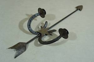 lot 198 image: Cast Iron Horse Shoe with Arrow Wall Candle Holder