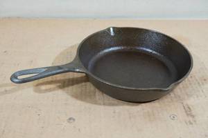 lot 200 image: Lodge 8 Cast Iron Skillet