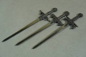 lot 306 image: 3 Fantasy Style Knives