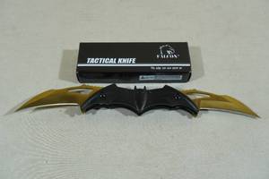 lot 307 image: Batman Tactical Knife